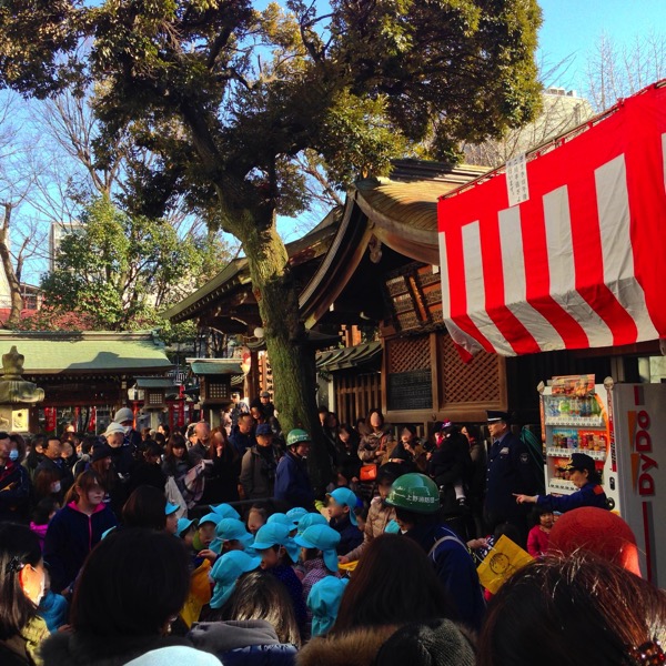 下谷神社の豆まき(したぷら撮影).jpg 下谷神社の豆まき
