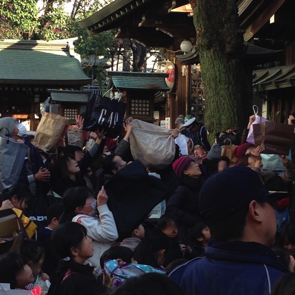 下谷神社の豆まき(したぷら撮影).jpg 下谷神社の豆まき
